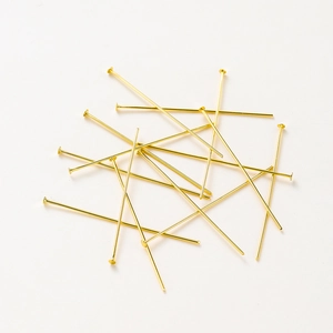 Macro-opname van 14K vergulde platte kopspelden voor DIY-sieraden en handgemaakte kralen