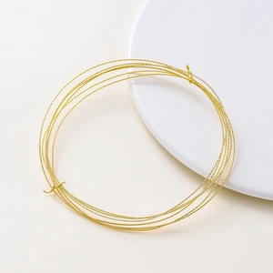 Dettaglio di filo metallico ritorto riempito d'oro 14K per la creazione di gioielli fai da te