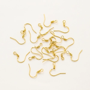 Détail de crochets d'oreilles plaqués or 14K avec gravure S925 et fil à ressort