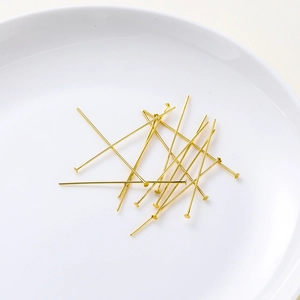 Macro-detail van 14K vergulde platte kopspelden voor handgemaakte DIY-sieraden