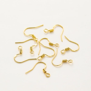 Gros plan de crochets d'oreilles plaqués or 14K avec poinçon S925 pour bijoux DIY