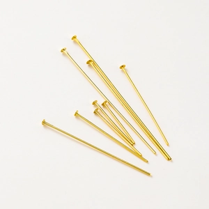 Detailweergave van diverse lengtes 14K vergulde T-pennen voor DIY sieraden maken