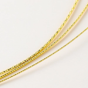 Dettaglio macro della catena a corda placcata oro 14K in tre diversi spessori di design
