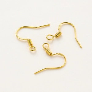 Gros plan sur des crochets de boucles d'oreilles dorés 18K avec poinçon 925 pour bijoux