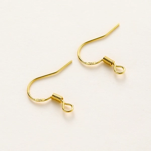 Détail de crochets d'oreilles plaqués or 18K avec poinçon S925 et ressort en spirale