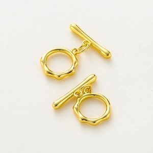 Makroaufnahme von 18K vergoldeten OT-Knebelverschlüssen für DIY-Schmuck und Ketten