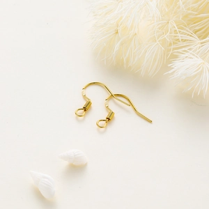 Gros plan de crochets d'oreilles plaqués or 18 carats avec poinçon 925 et ressort
