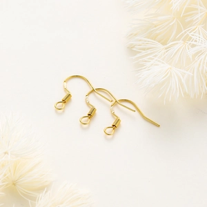 Détail de crochets d'oreilles français plaqués or 14K avec poinçon S925 sur métal poli