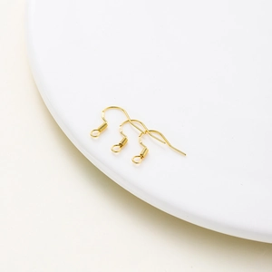 Détail de crochets d'oreilles en argent 925 plaqué or 14K avec poinçon pour bijoux DIY