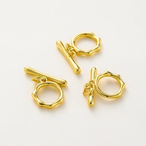 Detailansicht von drei 18K vergoldeten Knebelverschlüssen für DIY-Schmuck