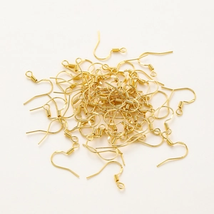 Détail macro de crochets d'oreilles plaqués or estampillés S925 pour bijoux DIY