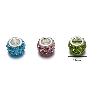 Detalle de cuentas charm de 12mm con cristales azul, lila y verde y agujero de 5mm