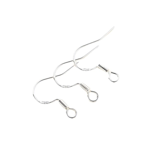 Trois crochets d'oreilles en argent S925 avec bobines sur fond blanc impeccable