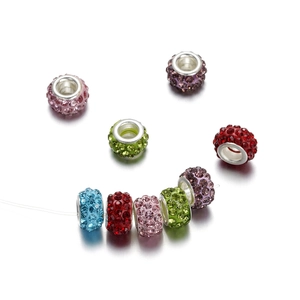 Detalle macro de cuentas coloridas de gran agujero con cristales para joyería fina