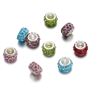 Primer plano de cuentas de estrás multicolor con agujero grande para pulseras DIY