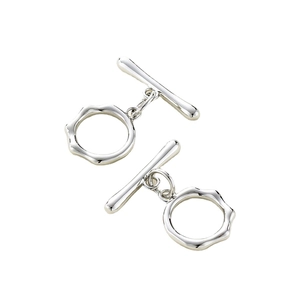 Polierte silberne Wellenring- und Stabverbinder für DIY-Schmuck auf weißem Hintergrund