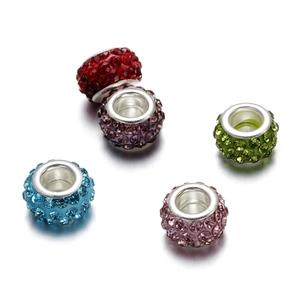 Primer plano de cuentas de agujero grande con diamantes de imitación para pulseras