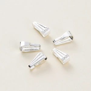 Macro-opname van vijf zilverkleurige 14K vergulde clip-sluitingen voor DIY hangers