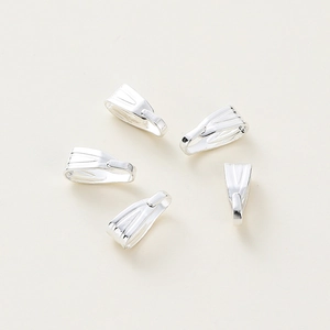 Gedetailleerd beeld van vijf zilverkleurige hangerclips met verticale strepen voor DIY-sieraden