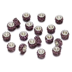Vista macro de cuentas de plata de gran agujero con cristales violetas para joyería de bricolaje
