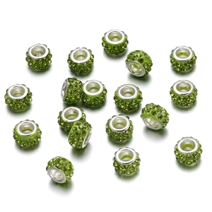 Vista detallada de cuentas espaciadoras verde oliva con strass para hacer joyas DIY
