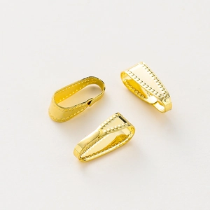 Detail macro-opname van drie 14K vergulde knijpcollierlussen voor DIY sieraden maken