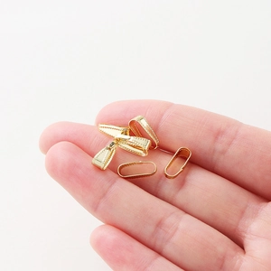 Detail van vijf 14K vergulde hanger sluitingen voor DIY sieraden maken accessoires