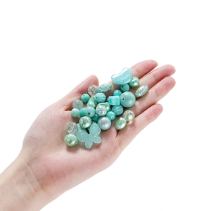Sortierte minzgrüne Acrylperlen in verschiedenen Formen für DIY Handyketten-Schmuck