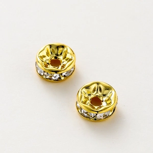Detalle macro de cuentas espaciadoras de diamantes de imitación bañadas en oro 14K