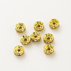 Primer plano de cuentas espaciadoras de diamantes bañadas en oro 14K para joyería artesanal DIY