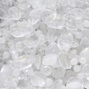 Detailansicht verschiedener weißer und klarer Acrylperlen zum Basteln von Schmuck