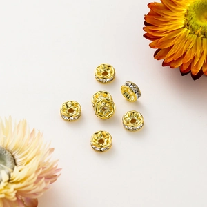 Vista detallada de cuentas espaciadoras de diamantes en oro de 14K para bisutería DIY