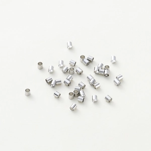 Gros plan sur des perles à écraser en argent poli pour la création de bijoux DIY
