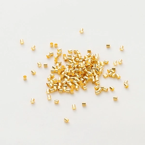 Gros plan de perles à écraser plaquées or 14K pour la fabrication de bijoux DIY