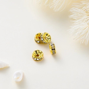 Primer plano de cuentas espaciadoras de diamantes de imitación bañadas en oro 14K para joyas