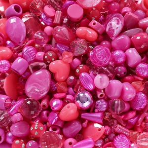 Sortierte rosa DIY-Acrylperlen in Herz-, Rosen- und Facettenform für Schmuckherstellung