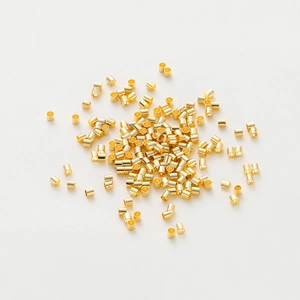 Vue macro de tubes d'espacement et perles à écraser plaqués or 14K pour bijoux