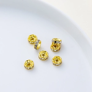 Vista macro de espaciadores bañados en oro de 14K con diamantes de imitación brillantes