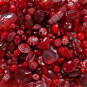 Sortierte rote Acrylperlen und Herzanhänger für DIY-Handyketten in der Detailansicht