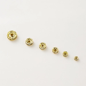 Vista macro de cuentas espaciadoras de diamantes de imitación bañadas en oro de 14K para DIY