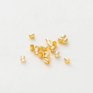 Vue macro de perles d'espacement polies plaquées or 14K pour la création de bijoux