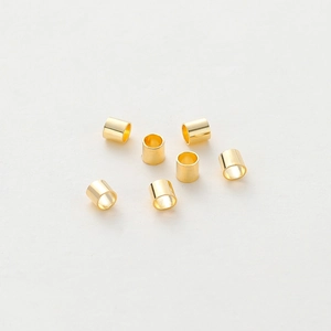 Détail macro de sept tubes de sertissage plaqués or 14K pour accessoires de bijoux DIY