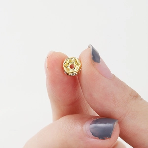 Vista macro de cuenta espaciadora bañada en oro de 14K con cristales para joyería DIY