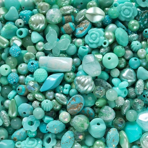 Makroansicht von mint- und tiffanyblauen Acrylperlen für DIY-Schmuckherstellungssets
