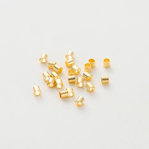 Gros plan de perles d'espacement cylindriques plaquées or 14K pour bijoux DIY