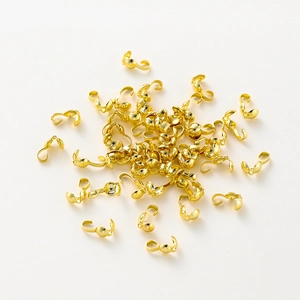 Detailaufnahme von 14K vergoldeten Karabinerverschlüssen und Endstücken für Schmuck