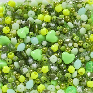 Detailansicht grüner Acrylperlen-Mix in verschiedenen Formen für DIY-Schmuckherstellung