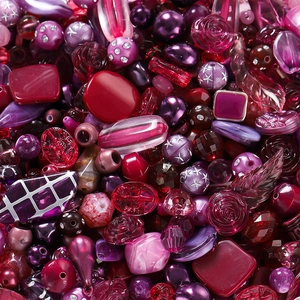 Makroaufnahme gemischter Acrylperlen in Lila und Beere für DIY-Handyketten und Schmuck