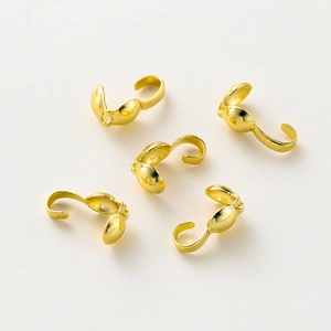 Makroaufnahme von 18K vergoldeten Perlenkappen und Quetschperlen für DIY-Schmuck