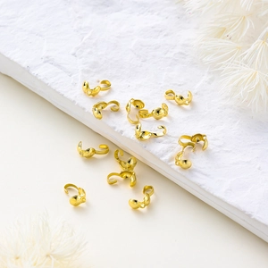 Makro-Detail von 18K vergoldeten Schmuckverschlüssen für DIY-Armbänder und Ketten